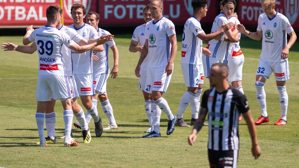 Fotbalisté Mladé Boleslavi oslavují gól v Českých Budějovicích