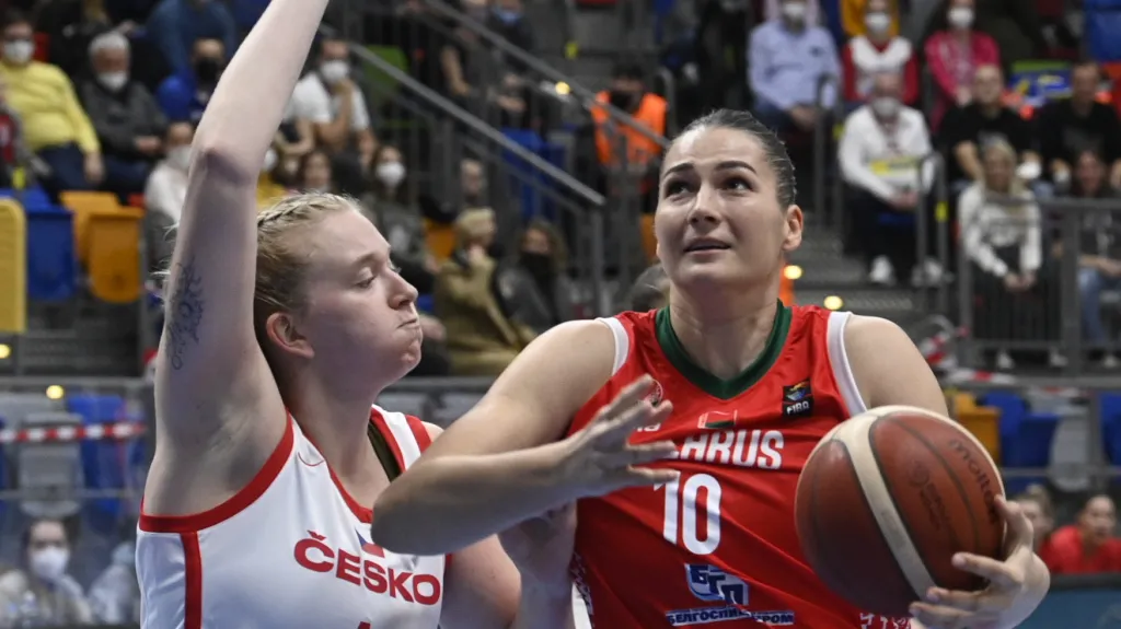 Julia Reisingerová brání běloruskou Anastasiji Veramejenkovou