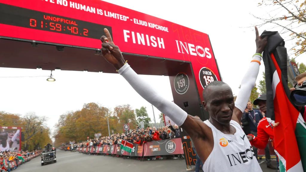 Eliud Kipchoge zaběhl jako první maraton pod dvě hodiny