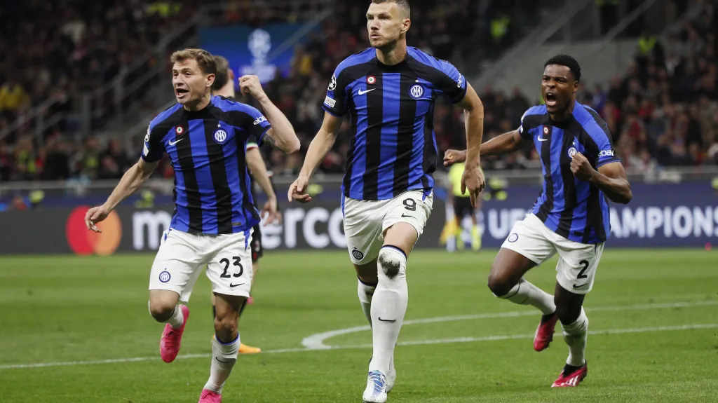 Fotbalisté Interu v čele s Edinem Džekem oslavují gól v Lize mistrů