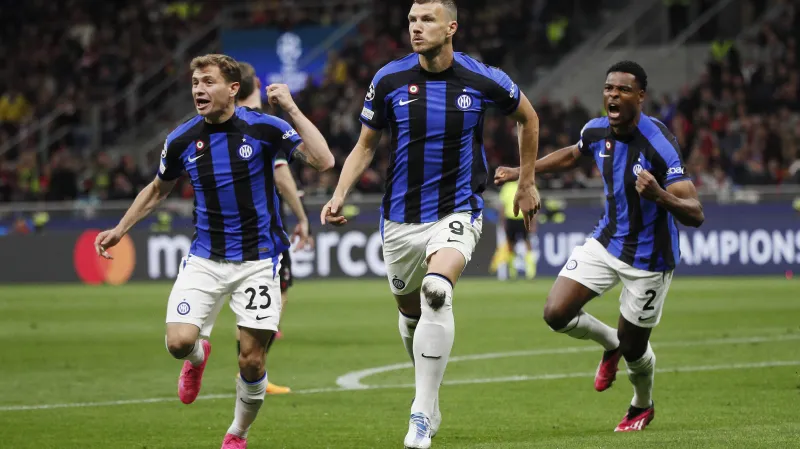 Fotbalisté Interu v čele s Edinem Džekem oslavují gól v Lize mistrů