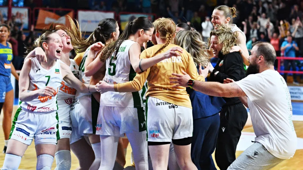 Radost basketbalistek Žabin Brno po vítězství nad USK