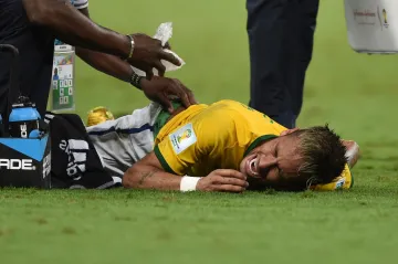 V bolestech se svíjející Neymar