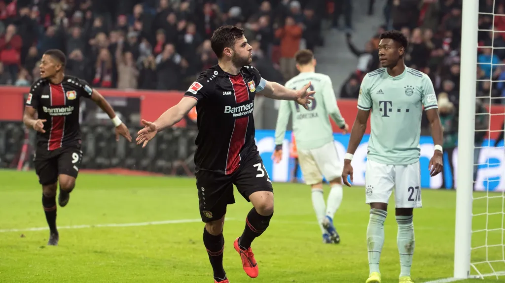 Kevin Volland z Leverkusena slaví gól v síti Bayernu