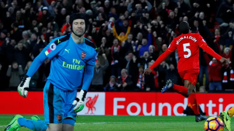 Slavící Wijnaldum v utkání proti Arsenalu