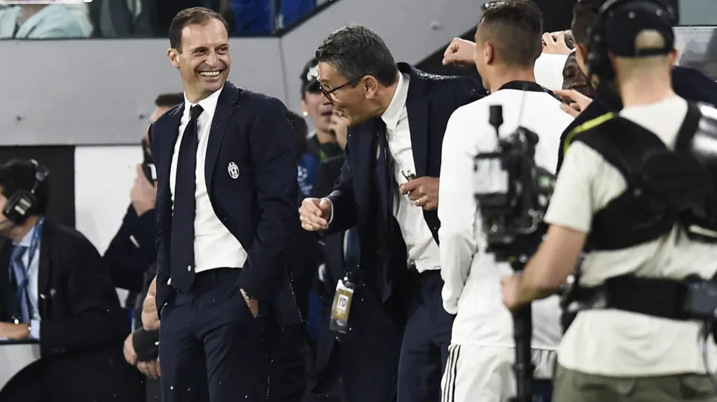 Massimiliano Allegri slaví s realizačním týmem a hráči