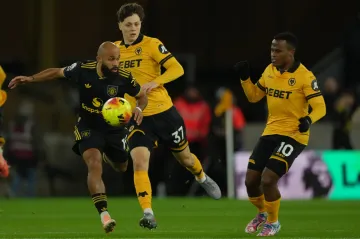 Ladislav Krejčí z Wolverhamptonu (č. 37) sleduje Bryana Mbeuma z Manchesteru United