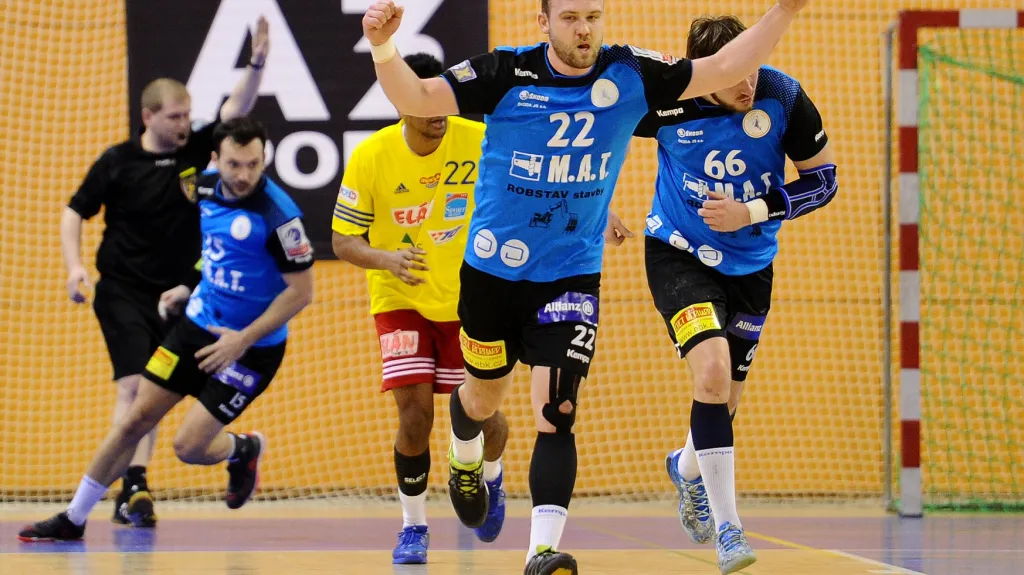 Michal Tonar (číslo 22) se raduje z gólu