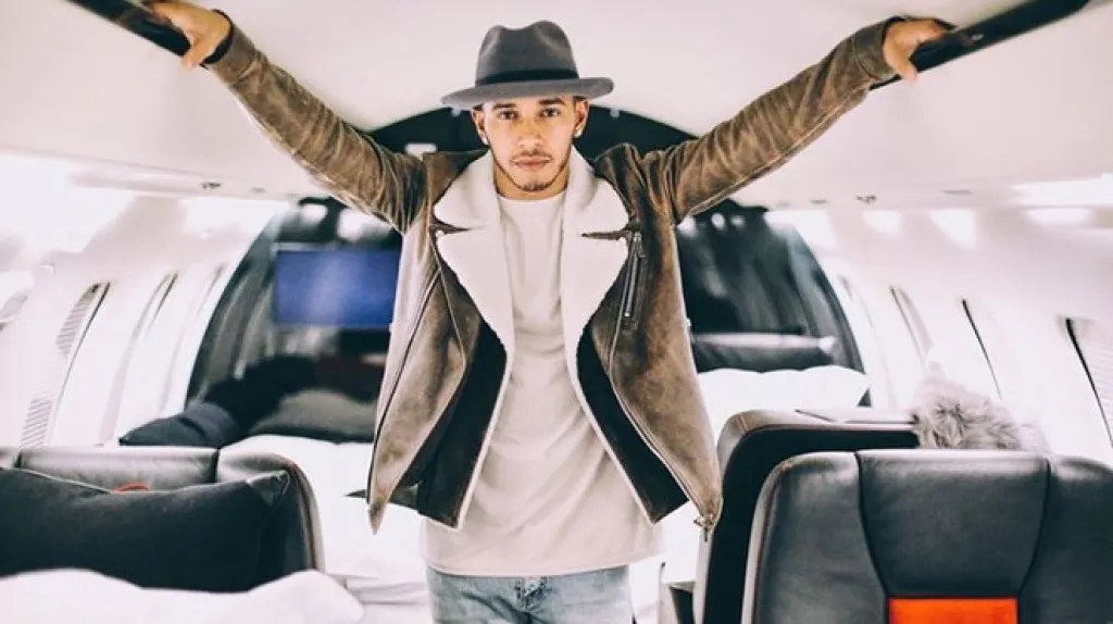 Lewis Hamilton na palubě svého soukromého letounu