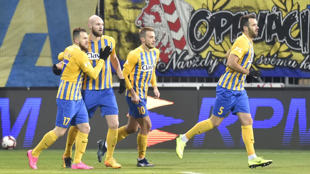 Fotbalisté SFC Opava slaví vstřelenou branku