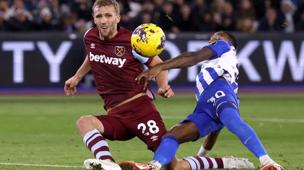 Tomáš Souček z West Hamu v utkání s Brightonem