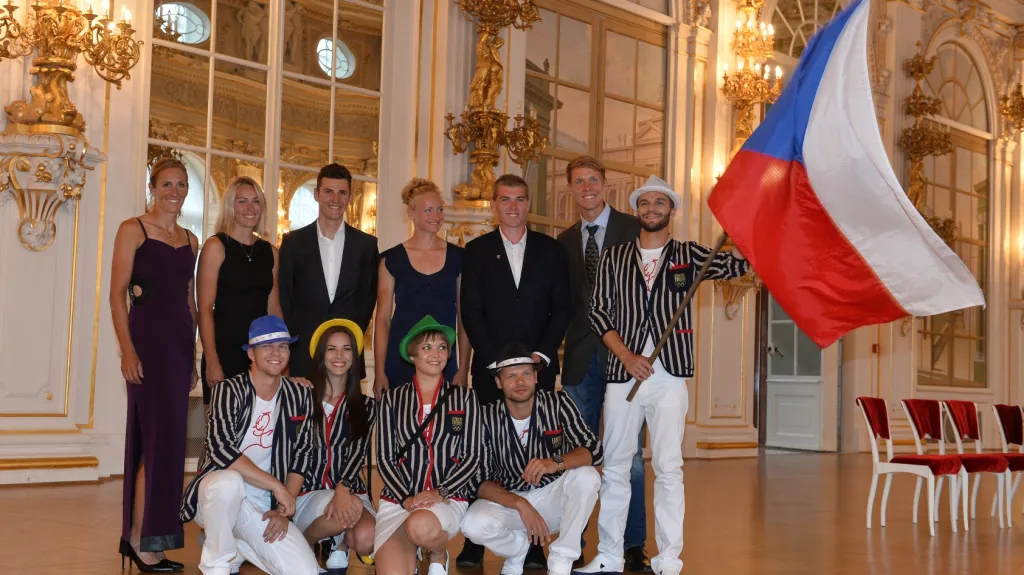 Čeští olympionici a modelové s modelkami na vyhlášení nominace do Ria