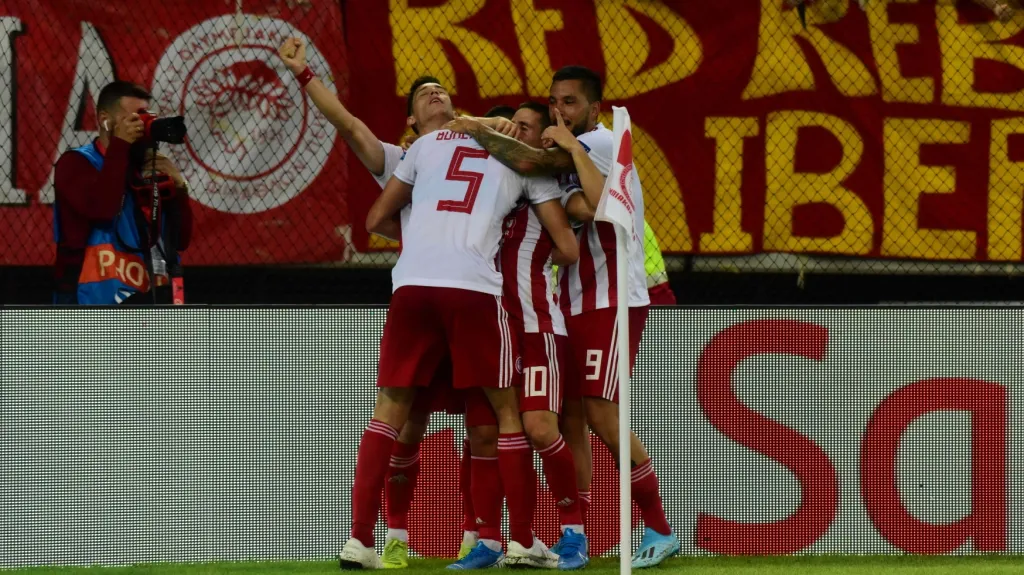 Fotbalisté Olympiakosu se radují z gólu