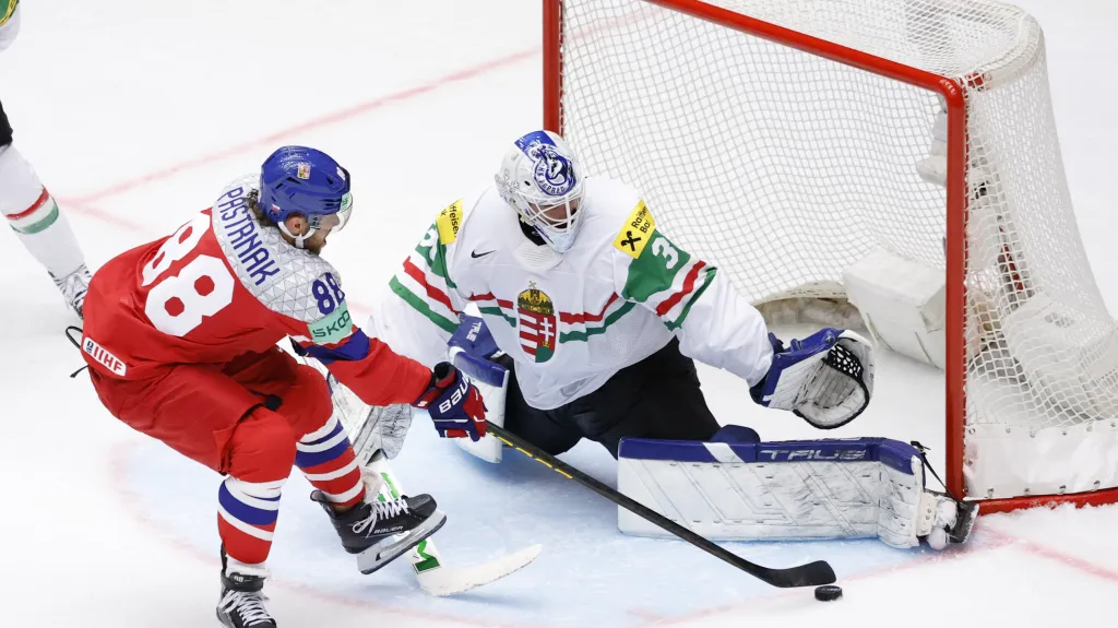 David Pastrňák v duelu s Maďarskem