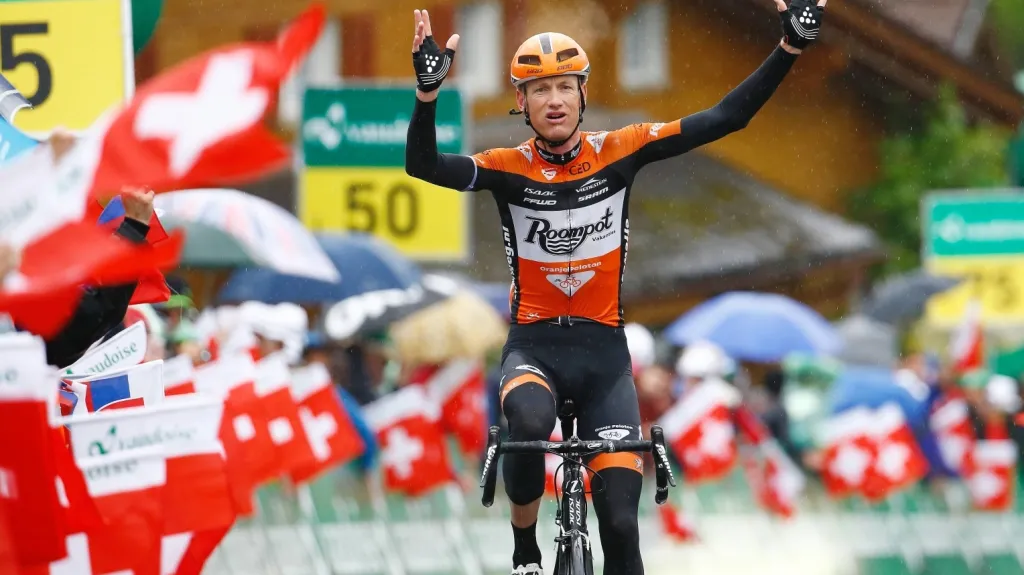 Pieter Weening slaví vítězství v 6. etapě závodu Kolem Švýcarska