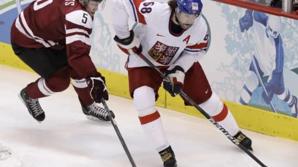 Jaromír Jágr dobývá lotyšskou obranu