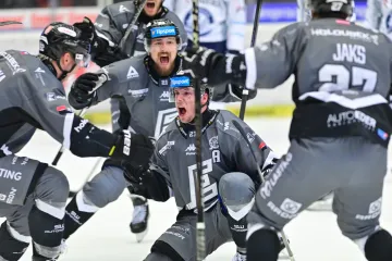 Vít Jiskra (uprostřed) slaví gól