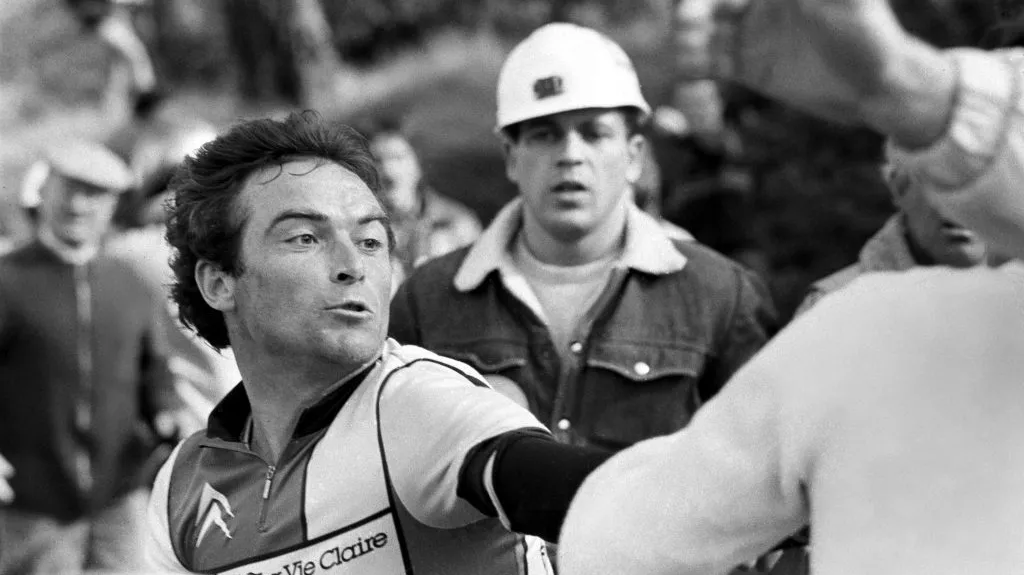 Bernard Hinault přezdívaný Jezevec útočí pěstí