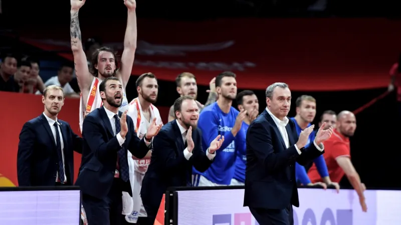 Česká basketbalová reprezentace v čele s hlavním trenérem Ronenem Ginzburgem (vpravo)