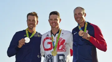 Medailisté (zleva) Henrik Stenson, Justin Rose a Matt Kuchar