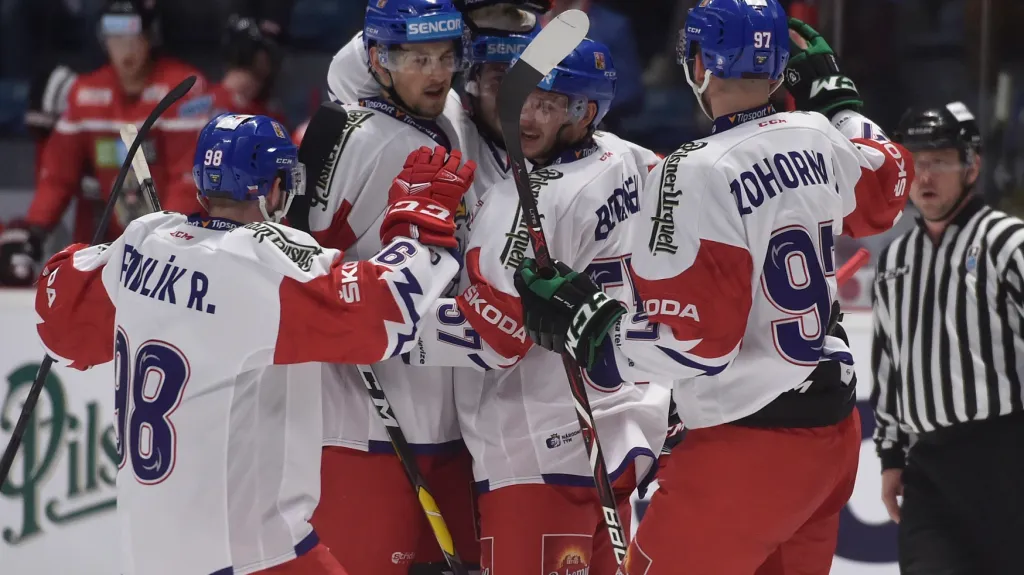 Čeští hokejisté se radují z gólu 