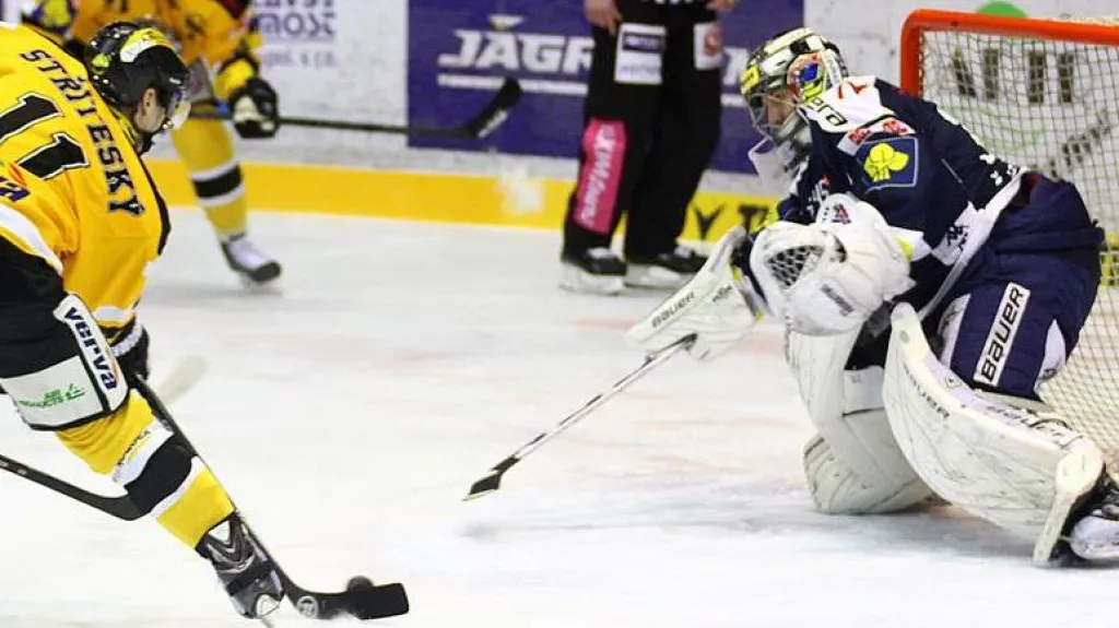 Zleva litvínovský Matěj Stříteský a brankář Vítkovic Filip Šindelář