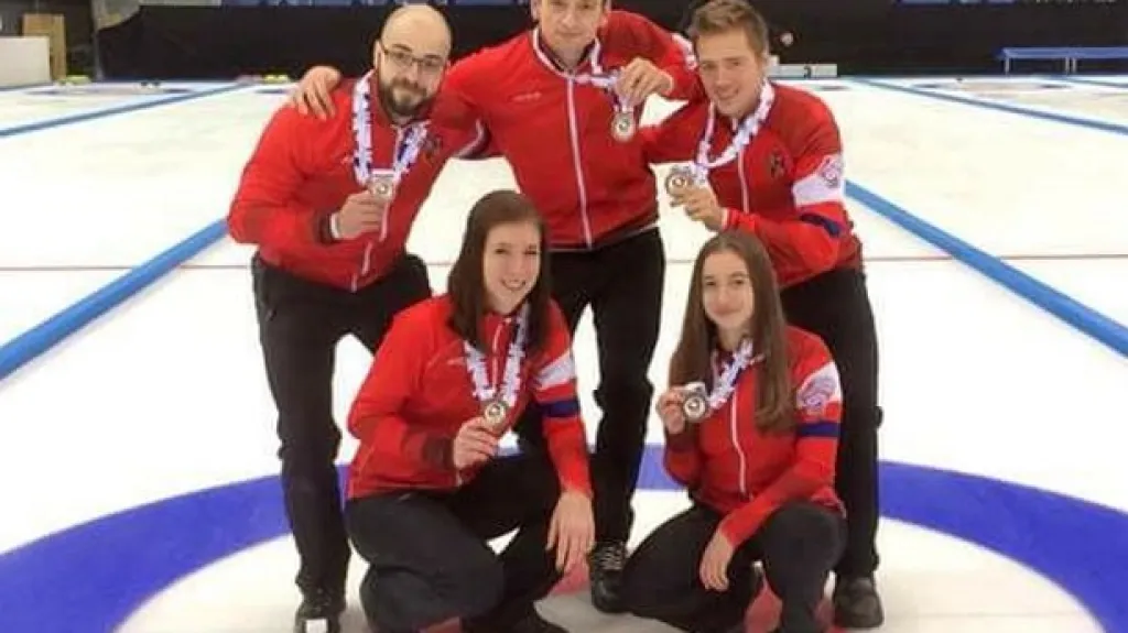 Česká curlingová reprezentace se raduje z bronzu na MS v mixech