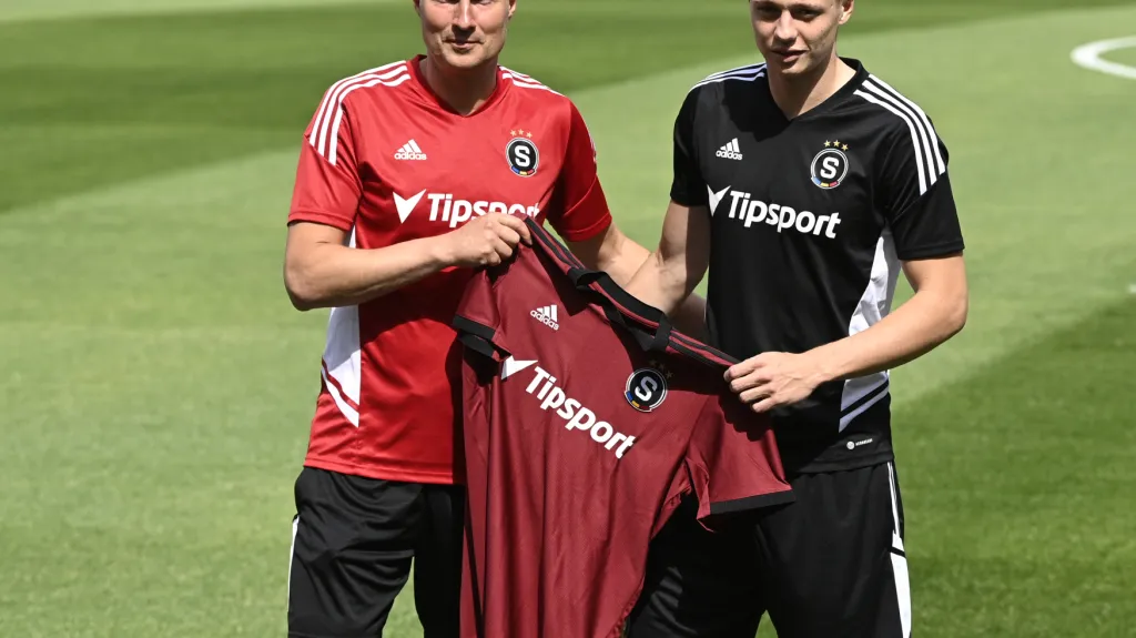 Kouč Sparty Brian Priske (vlevo) a Ladislav Krejčí mladší
