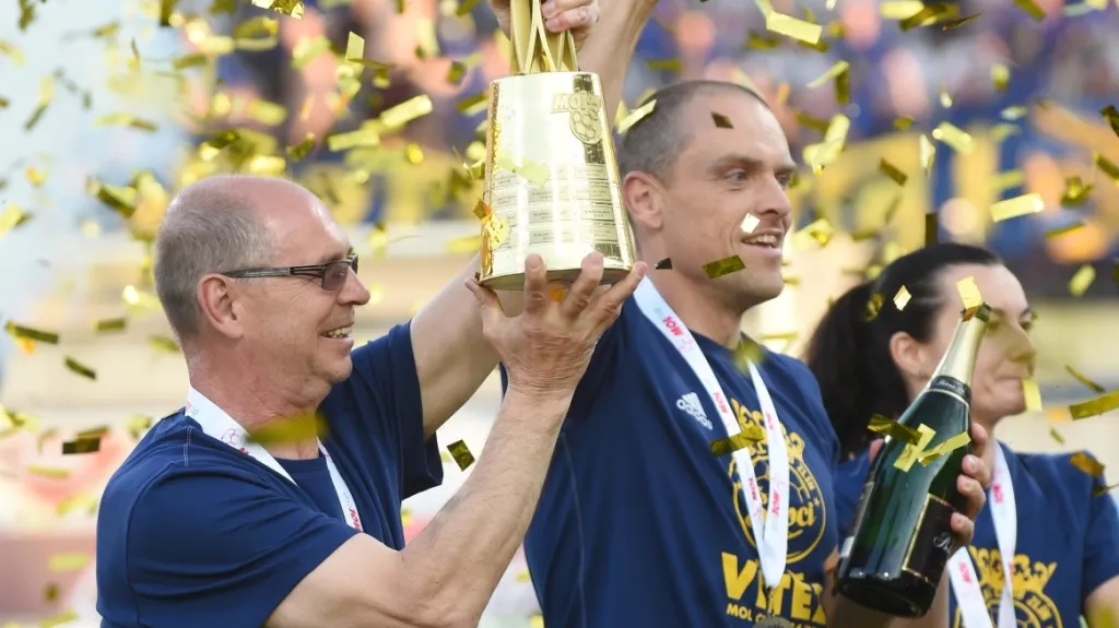 Slavící Bohumil Páník (vlevo)