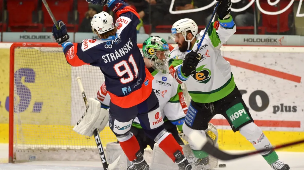 Jan Stránský z Chomutova před karlovarskou brankou