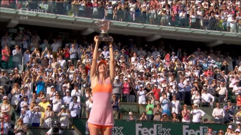 Šarapovová převzala trofej z rukou Chris Evertové