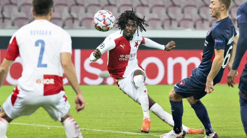 Peter Olayinka ze Slavie střílí gól do sítě Midtjyllandu