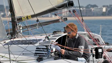 Milan Koláček studuje mapy