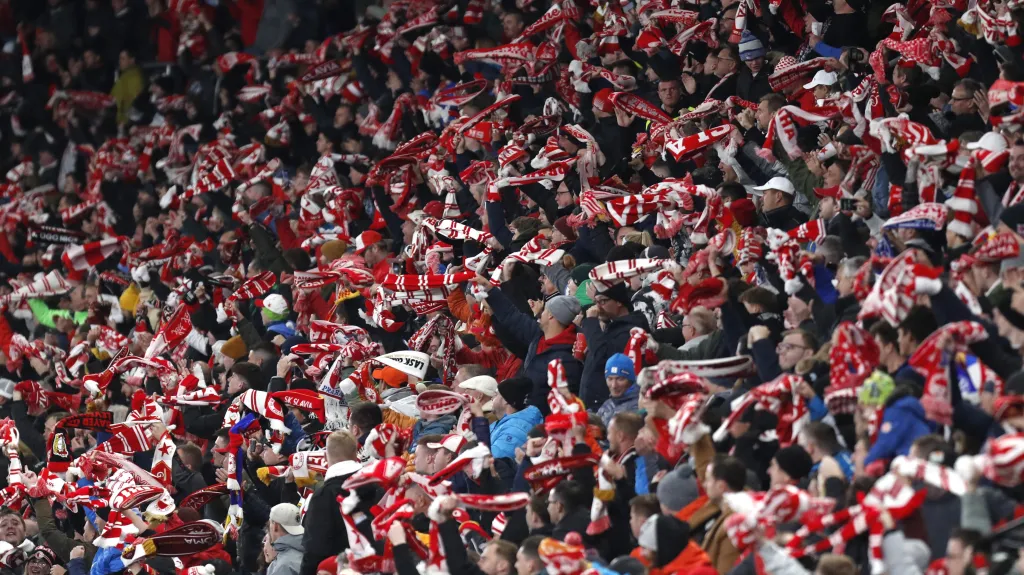 Fanoušci Slavie během utkání v Evropské lize