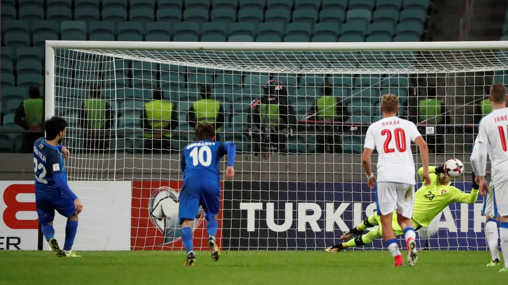 Brankář Jiří Pavlenka se snaží chytit penaltu v zápase proti Ázerbájdžánu