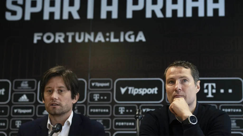 Sportovní ředitel Tomáš Rosický a trenér Brian Priske na tiskové konferenci