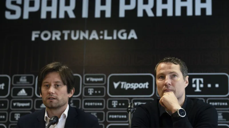 Sportovní ředitel Tomáš Rosický a trenér Brian Priske na tiskové konferenci