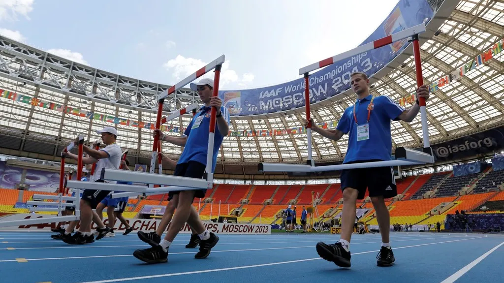 Přípravy na stadionu v Lužnikách před MS v atletice vrcholí