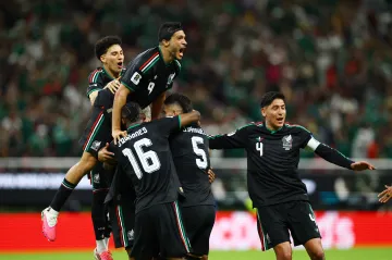 Luis Romo oslavuje se spoluhráči gól v utkání proti Koreji