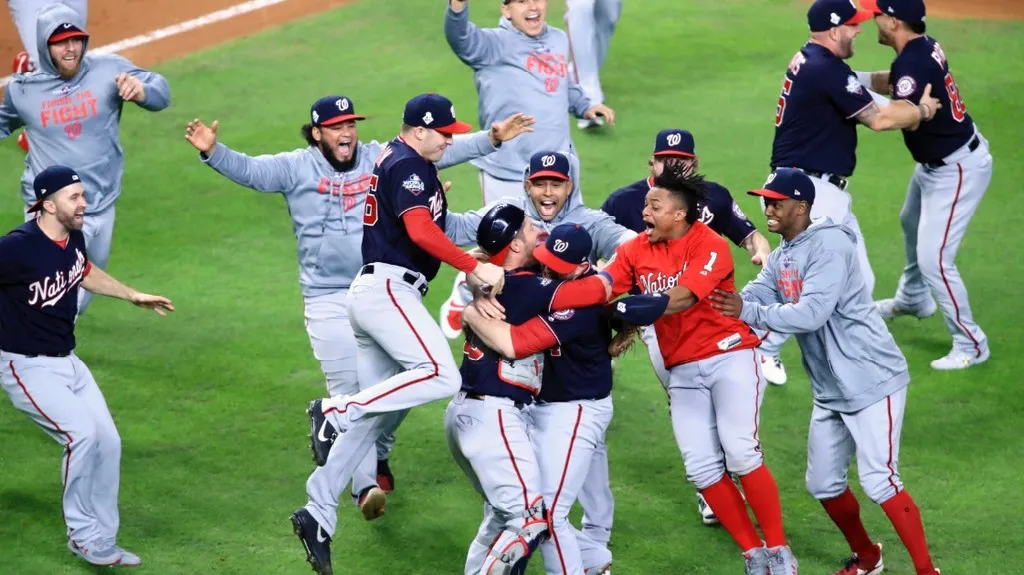 Baseballisté Washingtonu se radují z vítězství ve Světové sérii MLB