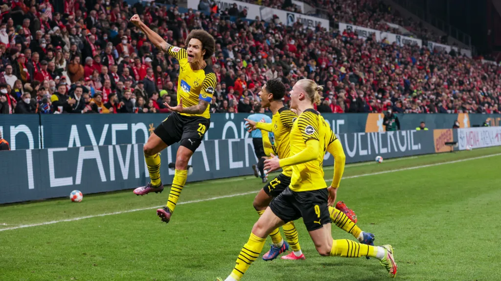 Fotbalisté Dortmundu oslavují gól v Mohuči