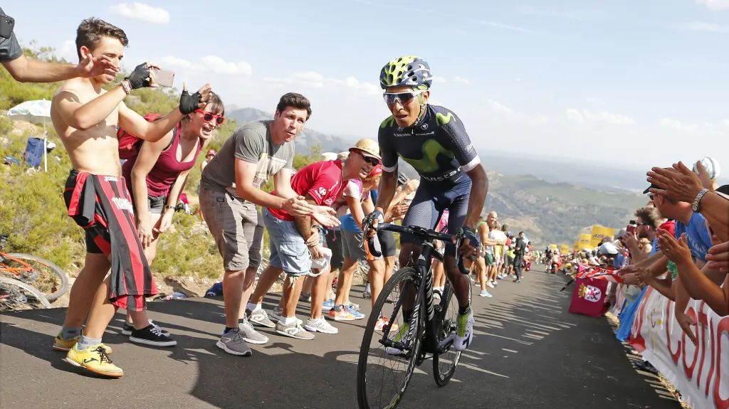 Nairo Quintana stoupá na vrchol La Camperona