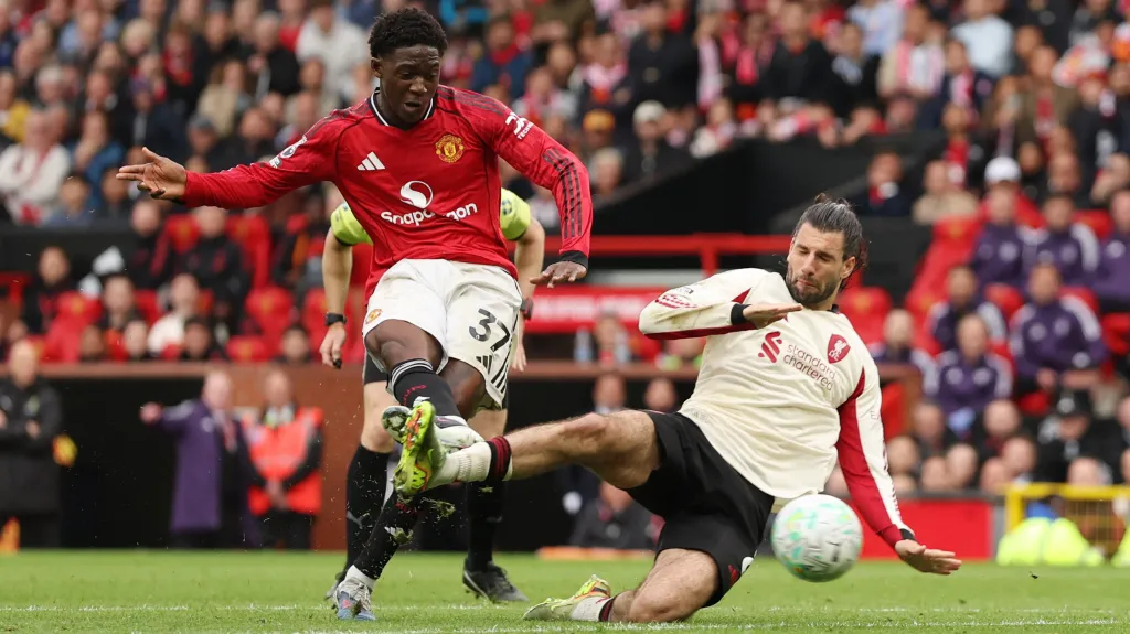 Kobbie Mainoo z Manchesteru United dává vítězný gól v zápase s Liverpoolem