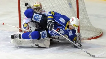 Plzeňský Michal Dvořák atakuje brankáře