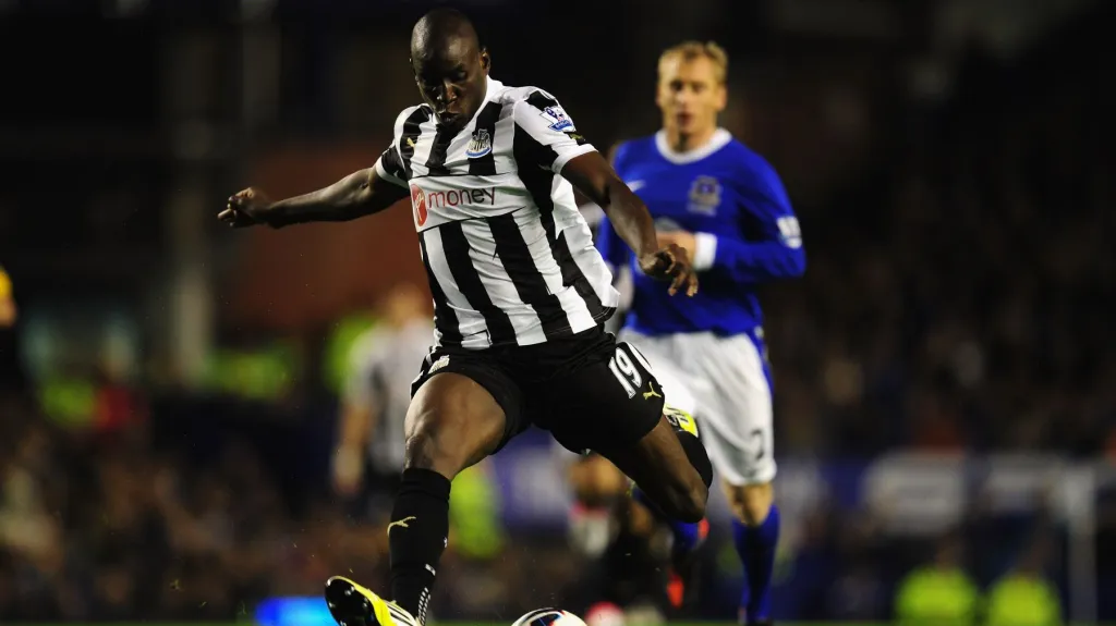 Demba Ba v zápase proti Evertonu