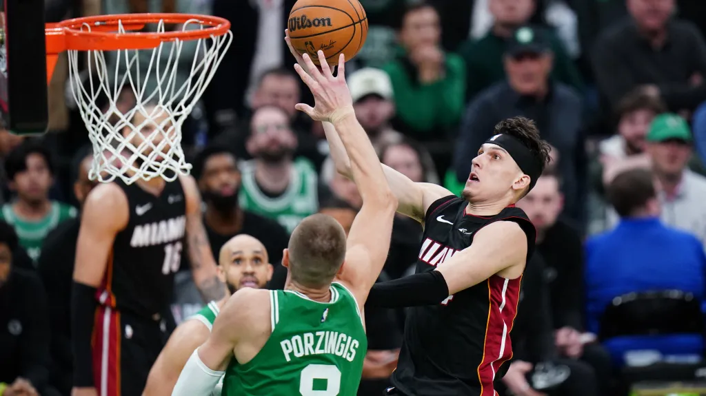 Tyler Herro z Miami v nájezdu na koš proti Bostonu