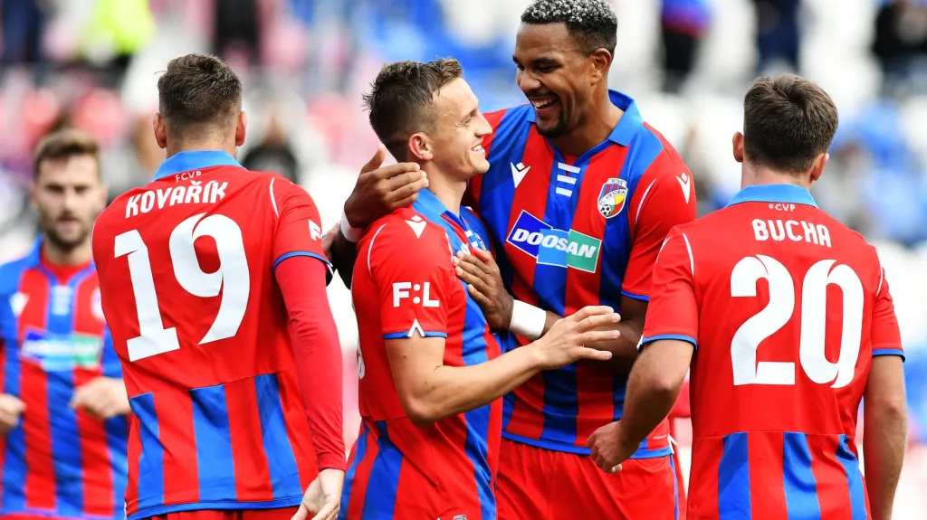 Fotbalisté Plzně oslavují gól