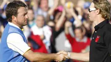Graeme McDowell přijímá gratulaci od Huntera Mahana