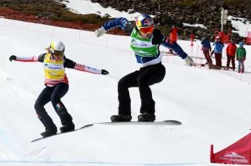 Eva Samková (vpravo) v závodu SP ve snowboardcrossu