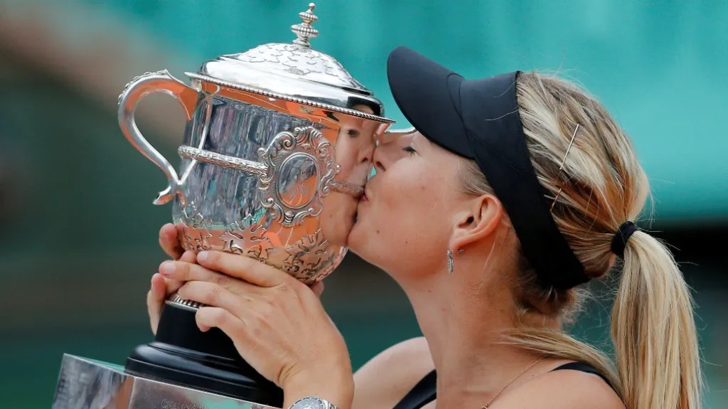 Ruská tenistka Maria Šarapovová s pohárem pro vítezku French Open